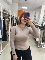 KOL DÜĞME DETAYLI YUVARLAK YAKA TRİKO KAZAK(BEJ)