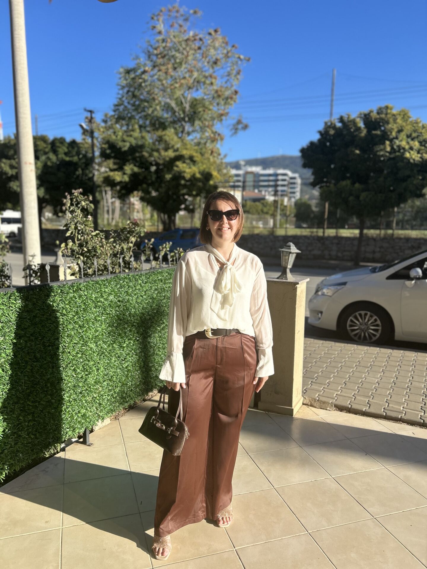 TAŞ DETAYLI ŞİFON BLUZ(KREM)