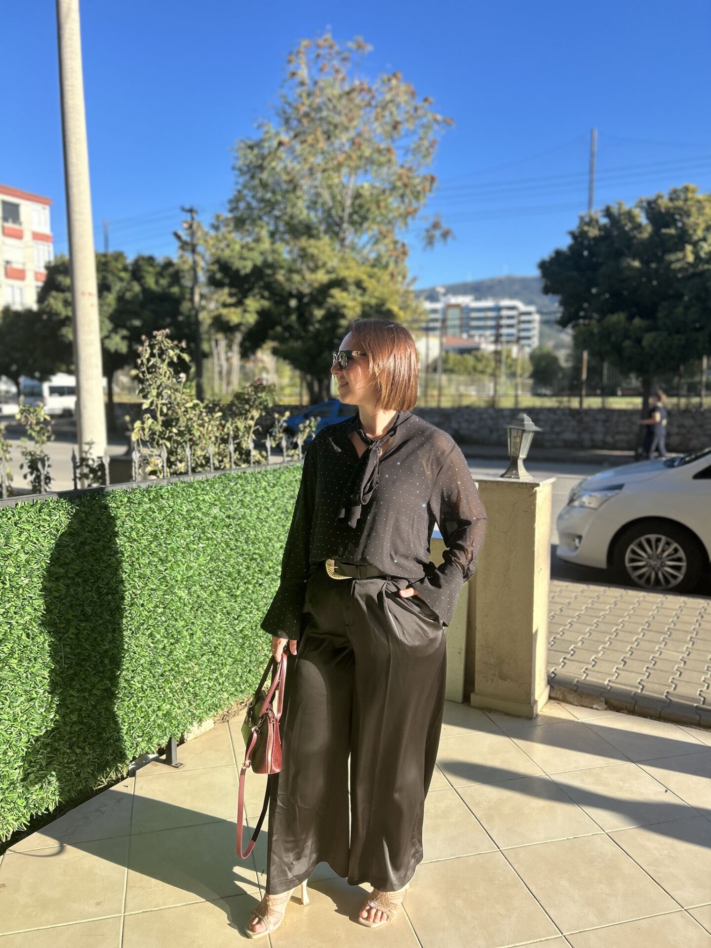 TAŞ DETAYLI ŞİFON BLUZ(SİYAH)